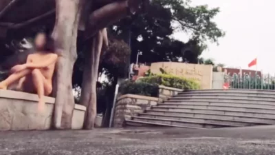 卖弄风骚勾引学生！门口放尿！