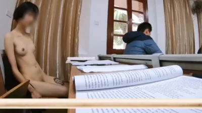 自习室全裸露出勾引男同学打飞机！射了一地精液！